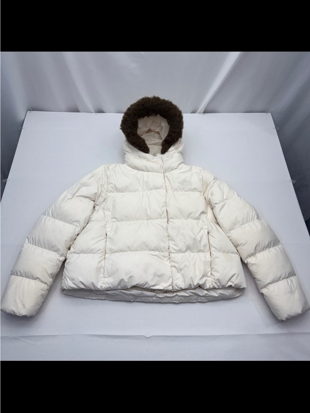 The North Face Off-White Cropped Puffer Jacket with Faux-Fur Trim Hood